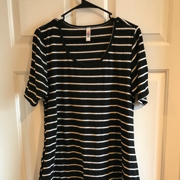 LuLaRoe Tops - LuLaRoe Perfect T Black Large